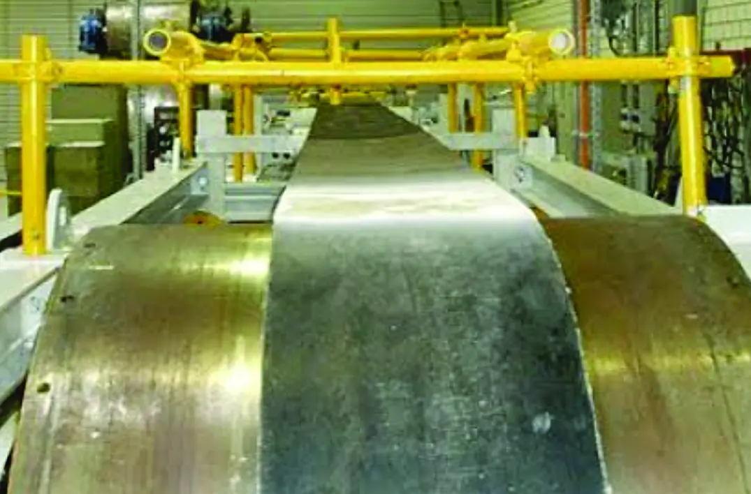Conveyor belt running over a drum in an industrial plant