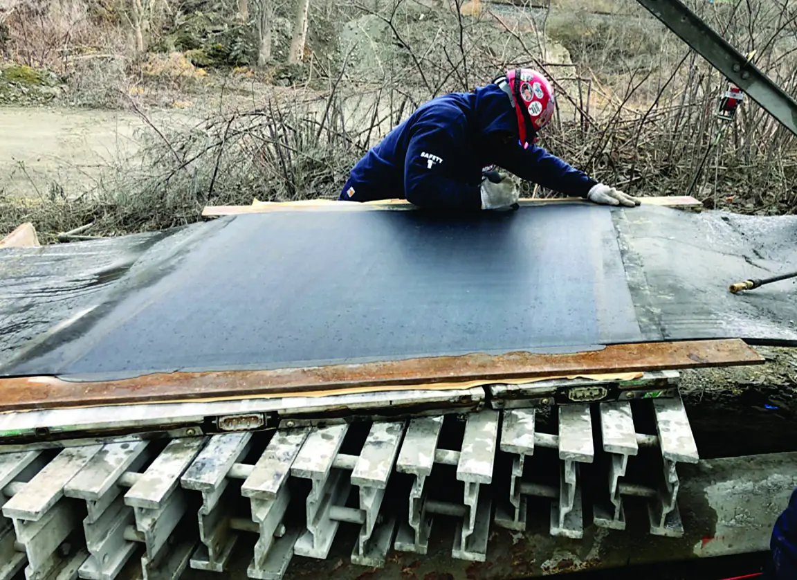 Hot splicing a conveyor belt on a vulcanising press
